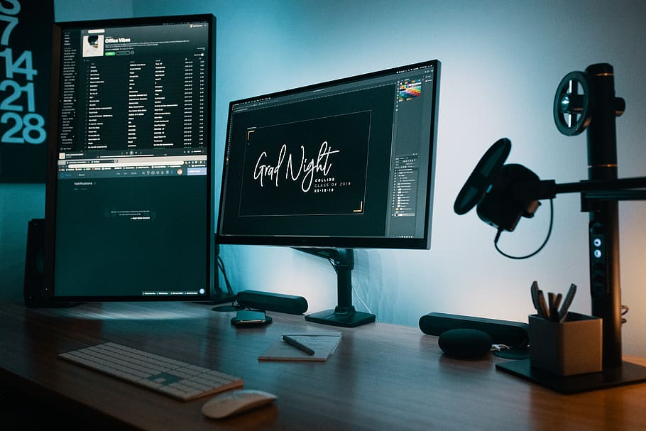 Due, piatto, monitor per computer dello schermo, tavolo, in casa, nessuno, tecnologia, computer, scrivania, comunicazione, attrezzatura informatica, natura morta, avvicinamento, rappresentazione, attività commerciale, testo, formazione scolastica, connessione, schermo del computer, caratteristica della parete, mobilia, sceneggiatura occidentale, schermo, 4K