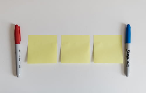 gule klistremerker, papir, Kunst, ny, Merk, Huskelapper, klissete, kreativ, ideer, notater, fersk, blå, rød, markører, blank, idé, post det, tømme, origami, skivet, konfekt, innendørs, hvit bakgrunn, studio skudd, kopiere plass, ingen folk, gruppe av objekter, side ved side, stilleben, rett over, nærbilde, gul, multi farget, kunst og Håndverk, middels gruppe objekter, enkelhet, påminnelse, limnote, penn, notatblokk, skole materiell, 5K, CC0, offentlig domene, opphavsrett gratis