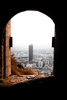 sentiero, passerella, finestra, pietra da lastrico, costruzione, architettura, marciapiede, parete, città, cittadina, urbano, ciottolo, arco, arcuato, buco, mattone, alto aumento, corridoio, cripta, struttura costruita, esterno dell'edificio, paesaggio urbano, nessuno, natura, cielo, giorno, all'aperto, cielo sereno, storia, destinazioni di viaggio, luce del sole, il passato, mezzi di trasporto, grattacielo, 5K, CC0, dominio pubblico, privo di copyright