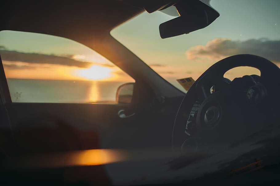 černý volant, horizont, západ slunce, chytré auto, auto, vozidlo, volant, oknem, prozkoumat, dobrodružství, interiér, cestovat, roadtrip, oceán, moře, temný, chytrý, mercedes, mercedes-benz, wanderlust, chlad, přeprava, nebe, způsob dopravy, interiér vozidla, jedna osoba, motorové vozidlo, ruka, skutečných lidí, pozemního vozidla, část lidského těla, lidské ruky, mrak - nebe, Příroda, slunečního světla, oranžová barva, venku, slunce, sklo - materiál, část těla, odlesk objektivu, 4K
