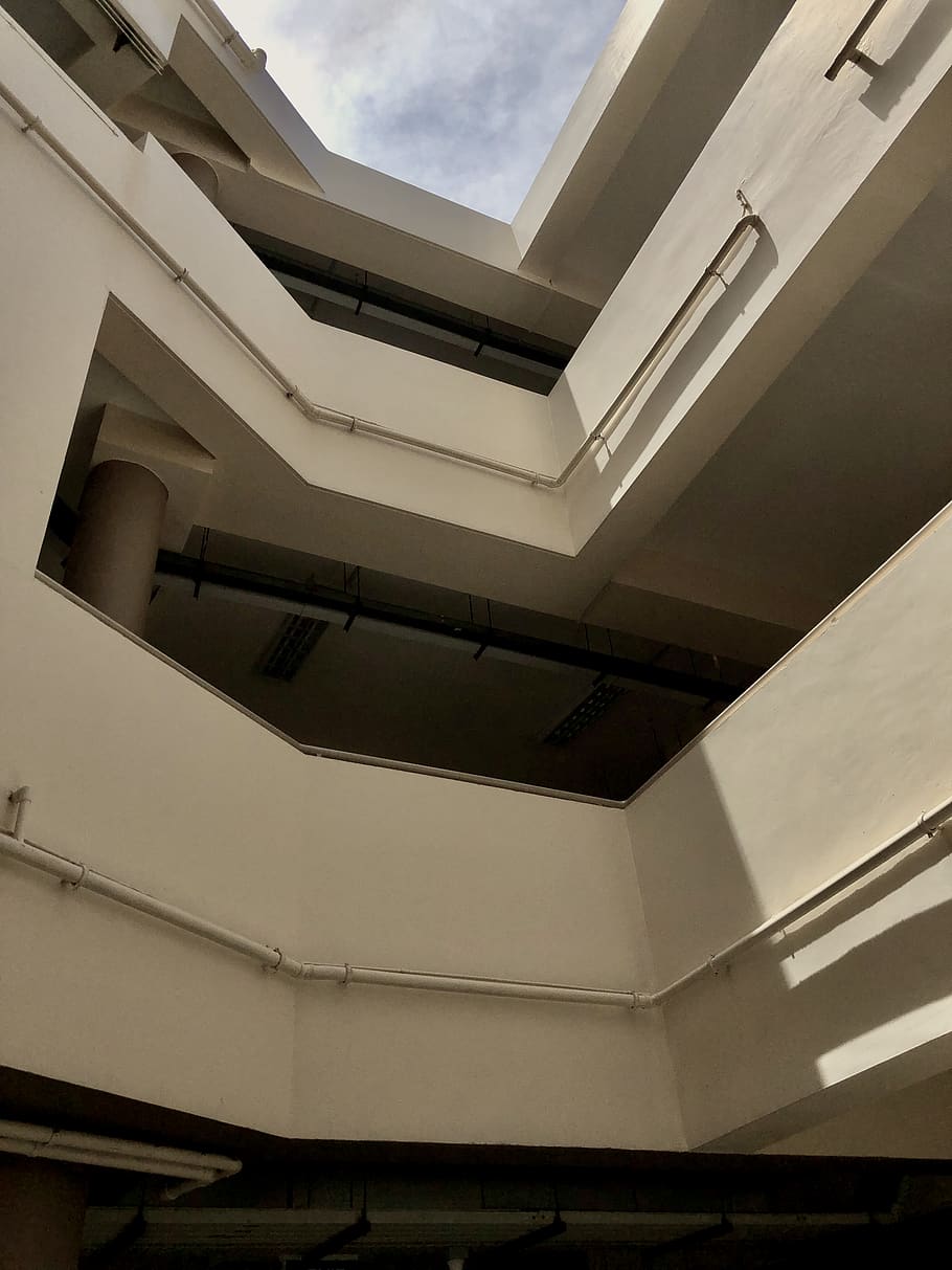 architektura, budova, okno, střešní okno, schodiště, podlaha, klenutý, oblouk, strop klenby, apsida, přístřešek, pyramida, vlasy, koňský ohon, koncert, dav, maják, archeologie, osvětlení, orel, nízký úhel pohledu, stavba, nikdo, nebe, exteriér budovy, strop, mrak - nebe, den, zábradlí, Příroda, venku, nástěnný prvek, slunečního světla, architektonický prvek, vzor, bílý, přímo pod, 4K