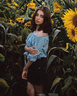 Frau, Grün, Weiß, Gingham von der Schulter, oben, Modellieren, wunderschönen, Porträt, Modell-, weiblich, Lichtraum, Fotografie, Sonnenblume, Sonnenblumenfeld, abgelegt, Blume abgelegt, Hemd, Wegschauen, Licht, natürlich, Auge, Mädchen, Natur, draußen, Sommer-, Schönheit, Frauen, eine Person, Blume, Mode, Menschen, junger Erwachsener, kaukasischer Abstammung, Erwachsene, Lebensstile, Mode-Modell, Schönheit in der Natur, Entspannung, Sinnlichkeit, Pflanze, Blatt, süß, Eleganz, Gelb, braune Haare, suchen, ländliche Szene, Tag, Frühling, Frische, heiter, Sonnenlicht, lächelnd, menschliches Haar, menschliches Gesicht, Feld, grüne Farbe, Glück, 4K, CC0, gemeinfrei, lizenzfrei