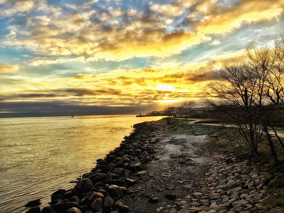 nua, arbres, vora del mar, daurat, hores, platja, núvols, herba, paisatge, oceà, camí, gent, roques, mar, paisatge marí, cel, pedres, sol, posta de sol, aigua, núvol - cel, bellesa a la natura, escenics - natura, tranquil·litat, escena tranquil·la, terra, rock, naturalesa, sòlid, color taronja, cap gent, rock - object, horitzó, idíl·lic, horitzó sobre l’aigua, a l'aire lliure, còdols, 1080P