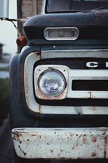 grå bil forlygte, lys, forlygte, køretøj, automobil, bil, transportmidler, klassisk bil, chevy, gammel, lastbil, årgang, rust, symbol, varemærke, logo, glitter, emblem, gitter, trafiklys, flare, metal, transportform, land køretøj, motor køretøj, dag, tæt på, rusten, ingen mennesker, fokus på forgrunden, forladt, udendørs, retro stylet, beskadiget, kørt ned, stationær, forringelse, 5K, CC0, offentligt domæne, royaltyfrie