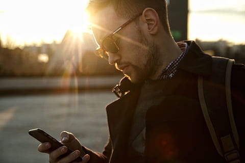 ligar, chamando, digitando, por do sol, o negócio, homem, tecnologia, tecnologia sem fio, celular, uma pessoa, comunicação, conexão, Smartphone, Telefone, usando telefone, adulto jovem, dispositivo de informação portátil, focar em primeiro plano, luz solar, mensagem de texto, segurando, cintura para cima, retrato, vista lateral, adulto, olhando, reflexo de lente, ao ar livre, Penteado, 5K, CC0, domínio público, royalty free