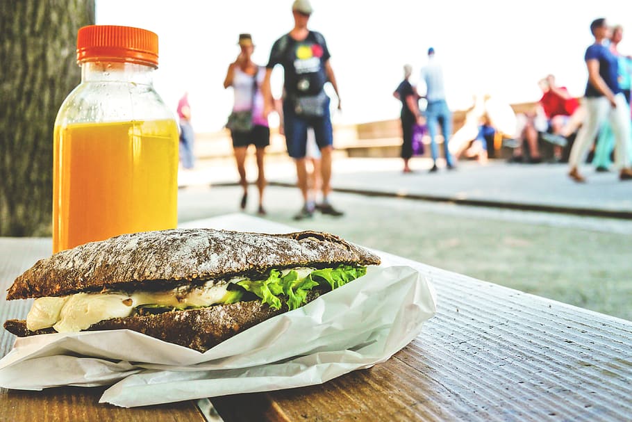 sandvitx vegetal, borrós, ampolla, pa, bun, primer pla, deliciós, menjar, fresc, hamburguesa, salut, saludable, suc, enciam, estil de vida, suc de taronja, parc, gent, entrepà, berenar, carrer, estiu, saborós, tradicional, vacances, menjar i beguda, frescor, centrar-se en primer pla, persones incidentals, llest per menjar, taula, menjar ràpid, menjar poc saludable, beure, carn, material de fusta, mida de la porció, refresc, 4K