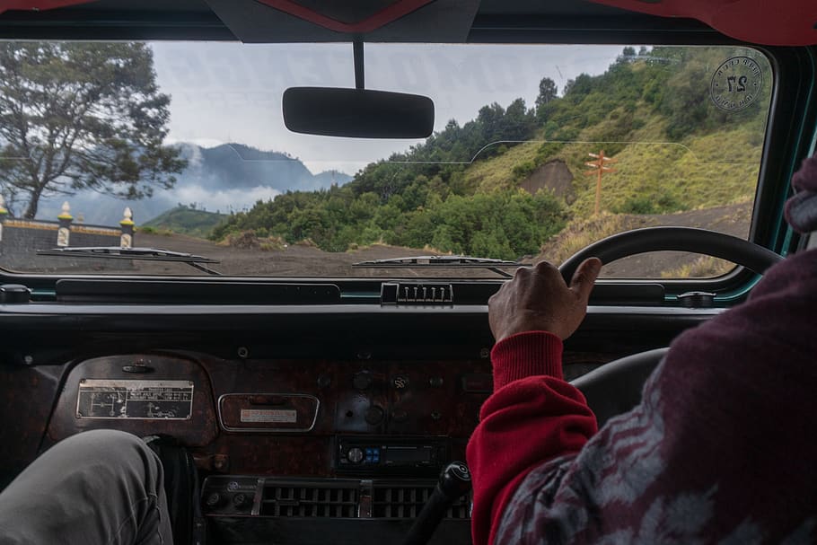 persona que condueix, aventura, bromo, panell, la llum del dia, Carretera bruta, conduir, controlador, offroad, carretera, volant, sistema de transport, vehicle, parabrisa, manera de transport, transport, interior del vehicle, cotxe, vehicle terrestre, transparent, vidre - material, una persona, homes, automòbil, mà humana, persones reals, vista del darrere, arbre, interior del cotxe, viatjar, part del cos humà, mà, retrovisor, 5K