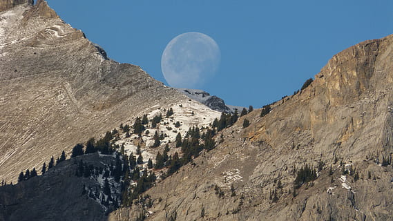 Canada, Canmore, montagna, cielo, Luna, roccia, roccia - oggetto, natura, scenics - natura, solido, bellezza nella natura, scena tranquilla, ambiente, la tranquillità, catena montuosa, paesaggio, nessuno, Luna piena, all'aperto, spazio, cielo sereno, formazione rocciosa, astronomia, picco di montagna, formazione, 4K, CC0, dominio pubblico, privo di copyright