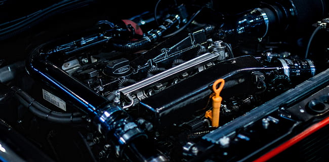 tecnologia, indústria, poder, motor, velocitat, inducció, cotxe, cotxe esportiu, automàtic, automòbil, enginyeria, primer pla, metall, maquinària, transport, a l'interior, manera de transport, generació de combustible i energia, cap gent, color negre, part de la màquina, vista d’angle alt, calor - temperatura, moto, connexió, brillant, fons negre, aliatge, acer, 5K, CC0, domini públic, lliure de regalies