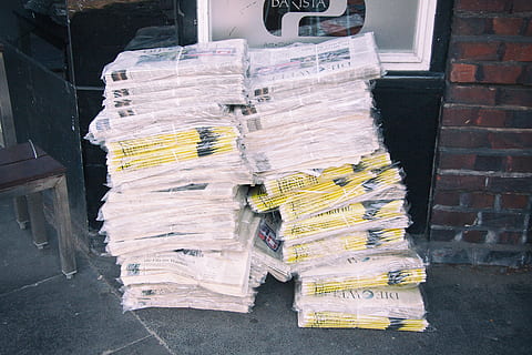 Stapel, Zeitung, Straße, Werbung, Artikel, Hintergrund, Bündel, Geschäft, Kommunikation, Lieferung, Bildung, Unterhaltung, jeden Tag, finanziell, gefaltet, Gruppe, Haufen, Information, Job, Tagebuch, Journalismus, lokal, Zeitschrift, viele, Medien, Morgen, Nachrichten, zeitungen, Zeitungspapier, niemand, Objekte, Post, Drücken Sie, drucken, veröffentlichen, lesen, recyceln, Bericht, Schnee, Geschichte, Abonnement, hoch, Text, geworfen, gebunden, Abfall, Altpapier, Weiß, Wort, Gelb, keine Leute, Wandbau - Funktion, Wand, Papier-, gebaute Struktur, die Architektur, Tag, Gebäudehülle, Ziegelwand, draußen, Backstein, Hinweis, Nahansicht, Stadt, Fülle, große gruppe von gegenständen, 4K, CC0, gemeinfrei, lizenzfrei
