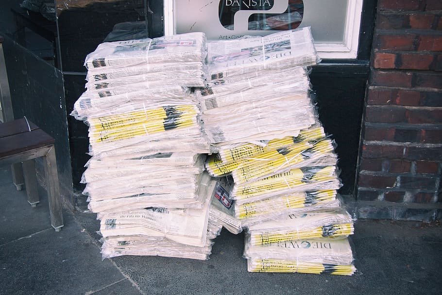 pila, periòdic, carrer, publicitat, articles, fons, negocis, comunicació, lliurament, educació, entreteniment, tots els dies, financers, plegat, grup, Munt, informació, feina, revista, periodisme, local, molts, mitjans de comunicació, al matí, Notícies, diaris, paper de diari, ningú, objectes, publicació, premeu, imprimir, publicar, llegir, reciclar, informe, neu, història, subscripció, alt, text, tirat, lligat, malbaratament, residus de paper, blanc, paraula, groc, cap gent, funció de construcció de parets, paret, paper, estructura construïda, arquitectura, dia, exterior de l'edifici, paret de maó, a l'aire lliure, maó, nota, primer pla, ciutat, abundància, gran grup d'objectes, 4K