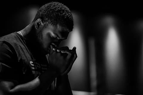 uomo che prega, giovane adulto, una persona, giovani uomini, colpo alla testa, vista laterale, ritratto, uomini, adulto, musicista, in casa, concentrarsi sulle conoscenze acquisite, analizzare, cercare, guardare, musica, strumento musicale, persone reali, vista profilo, 5K, CC0, dominio pubblico, privo di copyright