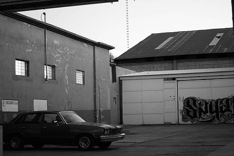 Mexiko, saltillo, stavba, architektura, exteriér budovy, motorové vozidlo, auto, způsob dopravy, budova, přeprava, pozemního vozidla, město, nikdo, den, ulice, rezidenční čtvrti, parkoviště, venku, Příroda, stacionární, okno, nebe, garáž, 2K, CC0, veřejná doména, bez autorských práv
