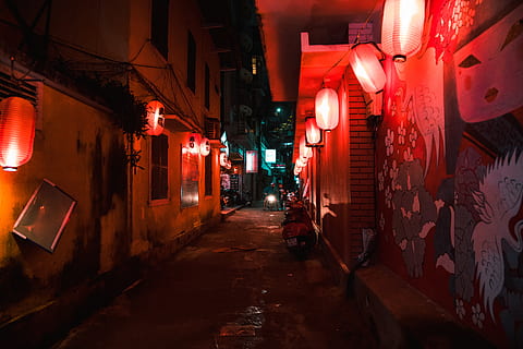 percorso vuoto, illuminato, architettura, attrezzatura per l'illuminazione, notte, città, strada, struttura costruita, rosso, direzione, esterno dell'edificio, la strada davanti, vicolo, costruzione, lanterna, nessuno, quartiere residenziale, stretto, mezzi di trasporto, lanterna cinese, all'aperto, 2K, CC0, dominio pubblico, privo di copyright