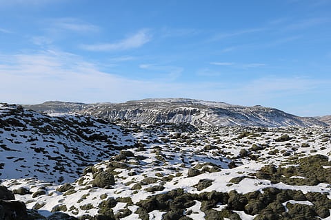 muntanya coberta de neu blanca, naturalesa, terra, a l'aire lliure, paisatge, altiplà, desert, pendent, eldhraun, kirkjubæjarklaustur, Islandia, sòl, muntanya, neu, tundra, camp de lava, edifici, habitatge, promontori, Serra, temperatura de fred, hivern, bellesa a la natura, cel, escenics - natura, tranquil·litat, escena tranquil·la, núvol - cel, medi ambient, rock, escena no urbana, muntanya nevada, dia, rock - object, sòlid, cap gent, cim de muntanya, formació, 5K, CC0, domini públic, lliure de regalies