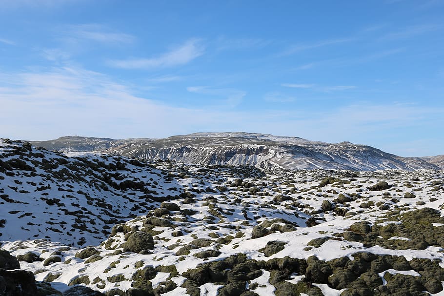 muntanya coberta de neu blanca, naturalesa, terra, a l'aire lliure, paisatge, altiplà, desert, pendent, eldhraun, kirkjubæjarklaustur, Islandia, sòl, muntanya, neu, tundra, camp de lava, edifici, habitatge, promontori, Serra, temperatura de fred, hivern, bellesa a la natura, cel, escenics - natura, tranquil·litat, escena tranquil·la, núvol - cel, medi ambient, rock, escena no urbana, muntanya nevada, dia, rock - object, sòlid, cap gent, cim de muntanya, formació, 5K