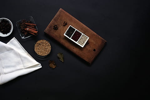 fons negre, contenidor, espècies, taula, drap blanc, fusta, natura morta, a l'interior, menjar i beguda, cap gent, menjar, vista d’angle alt, tir de l'estudi, ingredient, frescor, preparació, material de fusta, còpia espai, fosc, matchstick, bol, estri de cuina, primer pla, accessori personal, 4K, CC0, domini públic, lliure de regalies