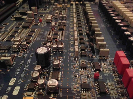 tavola, electonucs, elettricità, avido, aveva omni, scheda audio, tecnologia, industria elettronica, attrezzatura per la registrazione del suono, mixer audio, equipaggiamento audio, industria, controllo, musica, studio, attrezzatura, studio di registrazione, nessuno, avvicinamento, complessità, in casa, fotogramma intero, sfondi, vista dall'alto, cultura artistica e intrattenimento, chip del computer, miscelazione, componente elettrico, materiale elettrico, stazione radio, 2K, CC0, dominio pubblico, privo di copyright