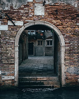 brauner Backsteinbogen, Pfad, Gehweg, Pflaster, Bürgersteig, Backstein, Kopfsteinpflaster, Verlies, Wand, Steinplatte, Tor, Tür, Krypta, Gang, torii, Schiefer, Ruinen, Terrasse, Fenster, Pergola, Veranda, die Architektur, gebaute Struktur, Bogen, Gebäudehülle, Ziegelwand, Gebäude, keine Leute, alt, Wasser, Tag, Wandbau - Funktion, Eingang, Geschichte, die Vergangenheit, draußen, Steinwand, Kanal, gewölbt, 2K, CC0, gemeinfrei, lizenzfrei