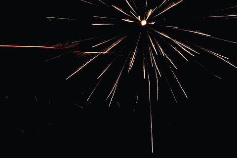 focs artificials, diversió, cel, nit, festa, 2016, any nou, il·luminat, cultura i entreteniment artístic, celebració, esdeveniment, exposició llarga, moviment, exhibició de focs artificials, explosió, vista d’angle baix, brillant, cap gent, moviment borrós, llum, focs artificials - objecte fet per l'home, fosc, cremant, equips d’il·luminació, espurnes, vida nocturna, 720P, CC0, domini públic, lliure de regalies