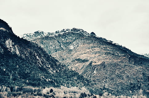 zelená, bílý, horské foto, během dne, mraky, denní světlo, životní prostředí, tráva, vysoký, krajina, horský vrchol, hory, Příroda, venku, skály, scénický, pohled, nebe, stromy, hora, krása v přírodě, scenics - příroda, Skála, pohoří, sníh, rock - objekt, klidné scény, studená teplota, klid, pevný, zimní, nikdo, den, jehličnatého stromu, formace, borovice, zasněžené hory, 4K, CC0, veřejná doména, bez autorských práv