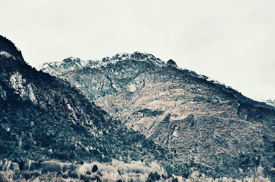zelená, bílý, horské foto, během dne, mraky, denní světlo, životní prostředí, tráva, vysoký, krajina, horský vrchol, hory, Příroda, venku, skály, scénický, pohled, nebe, stromy, hora, krása v přírodě, scenics - příroda, Skála, pohoří, sníh, rock - objekt, klidné scény, studená teplota, klid, pevný, zimní, nikdo, den, jehličnatého stromu, formace, borovice, zasněžené hory, 4K
