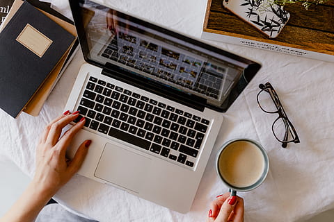 kvinde arbejder, skrivebord, bærbar, kop, kaffe, macbook, computer, arbejde, undersøgelse, hjemmekontor, kontor, teknologi, cappuccino, sent, arbejdsområde, arbejdsplads, trådløs teknologi, drikke, indendørs, meddelelse, mad og drikke, voksen, forbindelse, møbel, bord, høj vinkel visning, krus, kaffe - drikke, beskæftigelse, arbejder, menneskelig hånd, tastatur, hånd, bruger bærbar computer, maskinskrivning, 5K