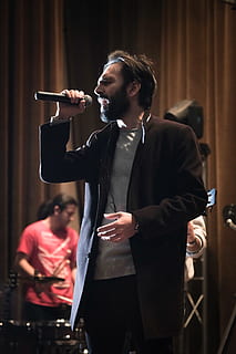 homem, cantando, segurando, microfone, de pé, dispositivo de entrada, desempenho, música, uma pessoa, dentro de casa, comprimento de três quartos, músico, adulto, homens, cintura para cima, cultura artística e entretenimento, cantor, palco, evento de artes cênicas, 5K, CC0, domínio público, royalty free