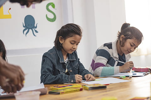 Due, ragazze, lavori scolastici, bambini, classe, aula, concentrazione, carina, scrivania, disegno, formazione scolastica, scuola elementare, guwahati, in casa, lezione, persone, scuola, studiando, giovane, bambino, infanzia, femmine, donne, tavolo, creatività, gruppo di persone, persone reali, disegno - attività, arte e artigianato, colpo alla testa, solidarieta, analizzare, cercare, guardare, seduta, ragazzi, innocenza, sorella, 5K, CC0, dominio pubblico, privo di copyright