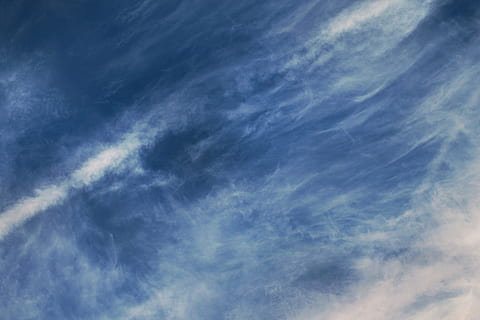 cel, blau, núvols, marbre, naturalesa, sol, assolellat, fons, blanc, ennuvolat, temps, núvol - cel, bellesa a la natura, escenics - natura, cap gent, medi ambient, vista d’angle baix, cloudscape, cel dramàtic, tranquil·litat, vent, escena tranquil·la, a l'aire lliure, atmosfera, dia, pista de vapor, clima, meteorologia, Wispy, brillant, 4K, CC0, domini públic, lliure de regalies