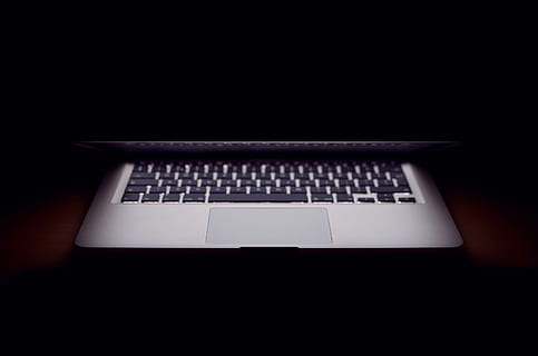 il computer portatile, computer, macbook, luce, tecnologia, bianca, Internet, illuminazione, forma, multimedia, tastiera del computer, dispositivo elettronico, tecnologia wireless, comunicazione, tastiera, attrezzatura informatica, in casa, sfondo nero, connessione, girato in studio, nessuno, copia spazio, avvicinamento, buio, singolo oggetto, schermo del computer, portabilità, tasto del computer, vuoto, comunicazioni globali, 2K, CC0, dominio pubblico, privo di copyright
