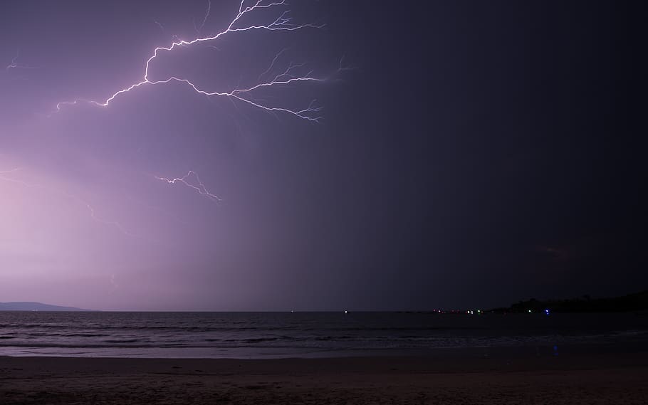 llampecs durant la nit, tempesta, llamps, bellesa a la natura, poder a la natura, cel, aigua, núvol - cel, poder, platja, terra, nit, naturalesa, mar, escenics - natura, medi ambient, horitzó sobre l’aigua, cel dramàtic, cap gent, a l'aire lliure, ominós, porpra, 5K