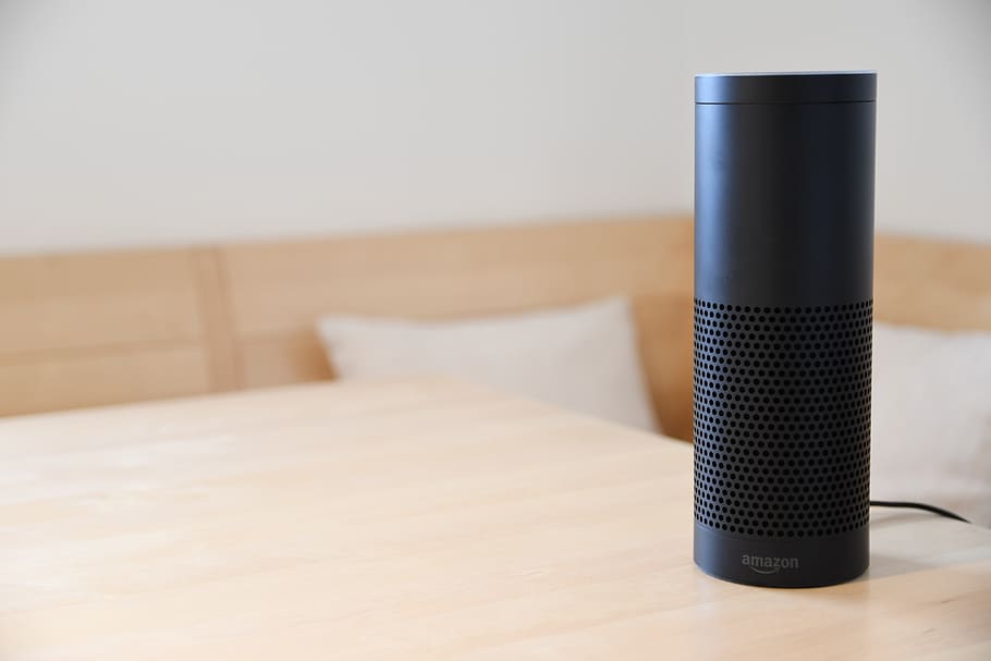 negre, amazon eco, taula, amazon alexa, disseny, tecnologia, a l'interior, Dispositiu d'entrada, micròfon, cap gent, primer pla, sol objecte, material de fusta, música, centrar-se en primer pla, natura morta, enfocament selectiu, còpia espai, interior de casa, cultura i entreteniment artístic, metall, absència, dia, mobles, 5K