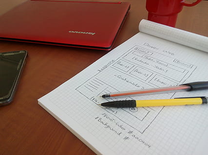livre, crayon, code, la programmation, rouge, carnet, création de sites web, maquette, cellulaire, téléphone intelligent, travail, dessin, entrepreneuriat, Bureau, Remarque, portable, multitâche, affaires, stylo, écrire, document, table, papier, à l'intérieur, vue grand angle, éducation, personne, nature morte, la communication, publication, meubles, texte, La technologie, instrument d'écriture, formalités administratives, en train d'étudier, petit groupe d'objets, 2K, CC0, domaine public, libre de droits