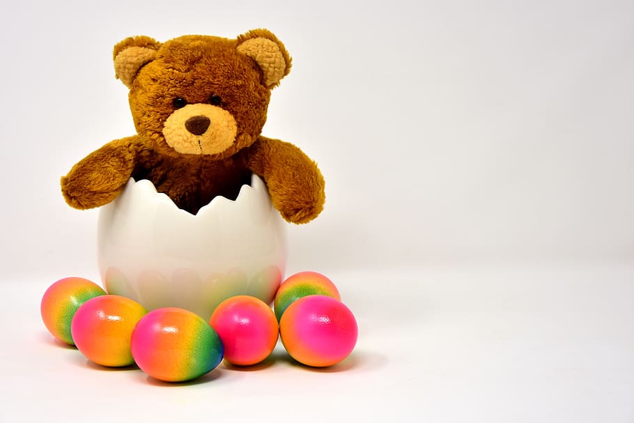 uovo di Pasqua, ceramica, guscio d'uovo, uovo, colorato, orsacchiotto, Pasqua, divertente, carina, peluche, orsi, orsacchiotto di peluche, felpa, animale impagliato, dolce, giocattoli per bambini, coccolone, buona Pasqua, giocattolo, girato in studio, pupazzo di pezza, in casa, multicolore, infanzia, natura morta, ritagliare, rappresentazione animale, sfondo bianco, rappresentazione, gruppo di oggetti, vacanza, celebrazione, avvicinamento, gruppo medio di oggetti, mammifero, morbidezza, 5K