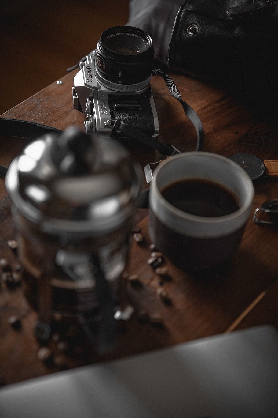 tassa de te de ceràmica blanca, negre, marró, cafeïna, càmera, cànon, clàssic, primer pla, cafè, grans de cafè, tassa, fosc, alba, profunditat de camp, beure, equipament, espresso, premsa francesa, a l'interior, lent, metall, plata, natura morta, tecnologia, vintage, fusta, menjar i beguda, taula, enfocament selectiu, cafè - beguda, refresc, tassa de cafè, cap gent, vista d’angle alt, beguda calenta, comunicació, temes de fotografia, te, vaixella, agressió, 5K