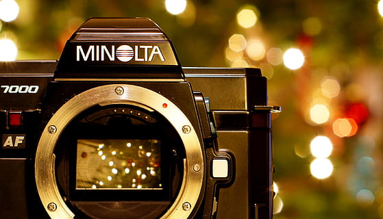 Minolta, kamera, digital, analog, gammeldags, bokeh, legeme, kamerahus, oldie, belyst, fokus på forgrunden, teknologi, tæt på, nat, tekst, ingen mennesker, by, linseflare, vestlige script, kamera - fotografisk udstyr, fotografering temaer, belysningsudstyr, meddelelse, arkitektur, udendørs, lys, gade, transportmidler, træ, digitalt kamera, 2K, CC0, offentligt domæne, royaltyfrie