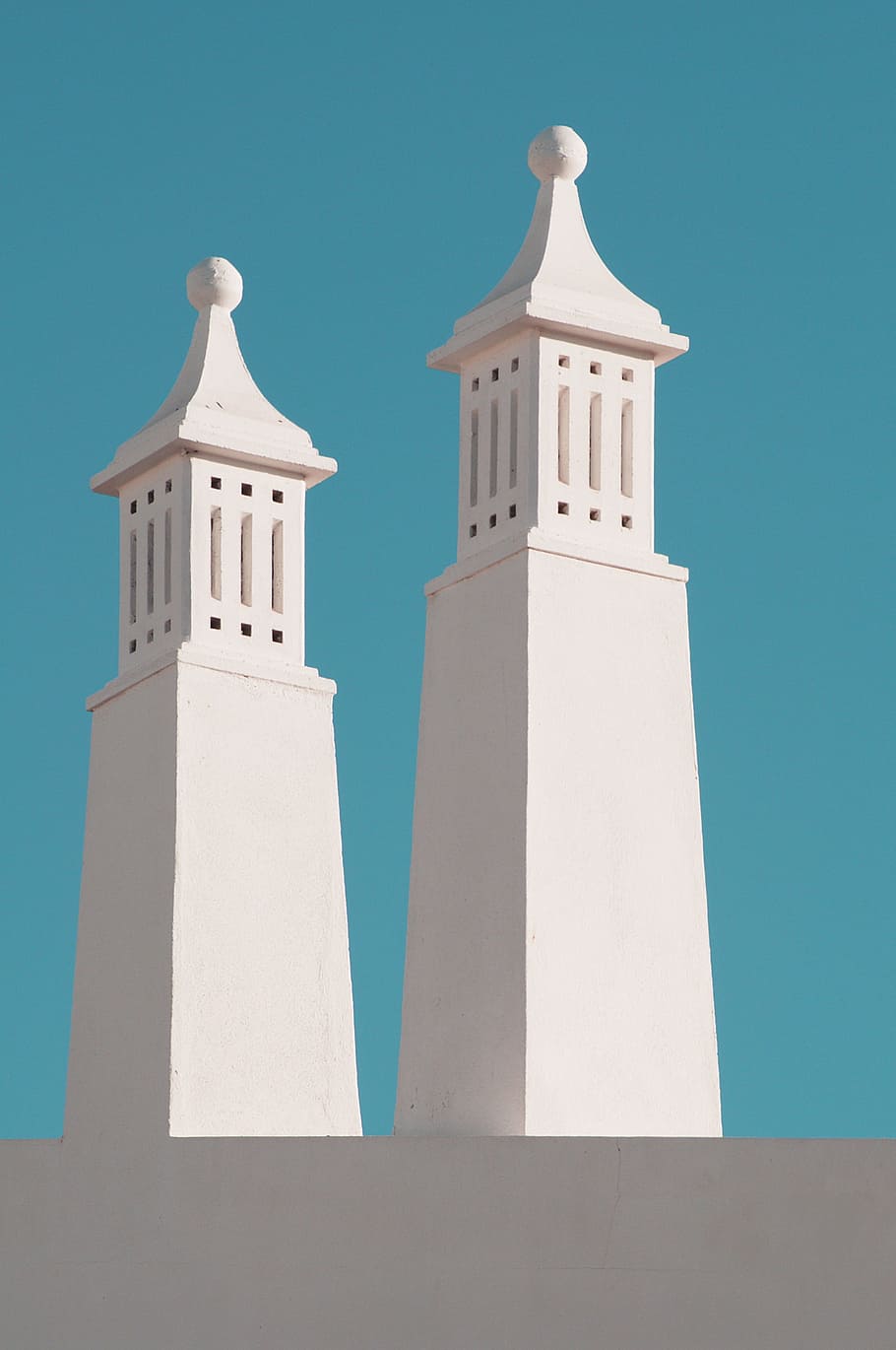 arquitectura, edifici, infraestructura, estructura, establiment, blanc, torre, religió, cap gent, blau, estructura construïda, vista d’angle baix, exterior de l'edifici, creença, cel clar, cel, lloc de culte, espiritualitat, Color blanc, naturalesa, llum solar, dia, 2K