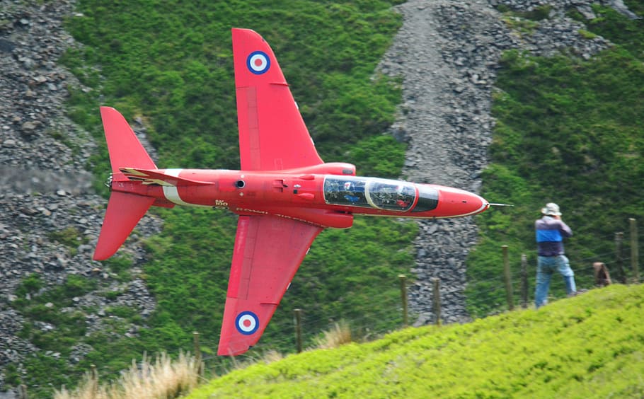 pla de nivell baix, mach loop, turons, formació, velocitat, ràpid, pilot, jet, fletxes vermelles, falcó, militar, aviació, avions, vol, volant, cabina, dia, planta, naturalesa, herba, vermell, arbre, transport, nombre, centrar-se en primer pla, vehicle aeri, a l'aire lliure, comunicació, una persona, manera de transport, avió, terra, signe, 5K