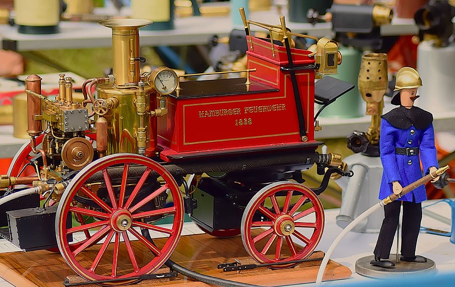 model, damp maskine, historisk, ild, damp, transportmidler, rigtige mennesker, transportform, land køretøj, fokus på forgrunden, vogn, rød, dag, mennesker, tilfældige mennesker, udendørs, by, træ - materiale, hjul, bagfra, repræsentation, tæt på, legetøj, 4K