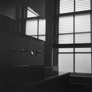 bany, decoració de la llar, finestra, 120 mm, format mig, fotografia de pel·lícula, analògic, escaneig de pel·lícules, a l'interior, habitació, disseny d'interiors, cortina, mobles, silueta, pis, finestra d'imatges, obturador, sòls, tribunal, ombra de la finestra, passadís, cap gent, dia, habitació domèstica, interior de casa, arquitectura, casa, absència, pica, seient, persianes, llum solar, estructura construïda, cadira, vidre - material, naturalesa, marc de finestra, 2K, CC0, domini públic, lliure de regalies
