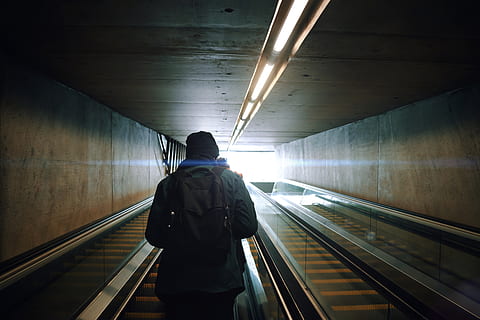 homme monte escalator, vue arrière, architecture, transport, Vrais gens, une personne, Hommes, transport public, modes de vie, Transport ferroviaire, à l'intérieur, illuminé, Voyage, permanent, tunnel, trois quarts, Activité de loisir, structure construite, station de métro, escalier mécanique, Piste, passerelle mobile, plafond, 5K, CC0, domaine public, libre de droits
