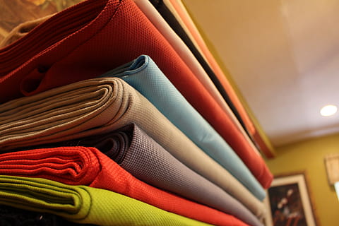 drap, roba, multicolor, a l'interior, elecció, tèxtil, cap gent, variació, gran grup d'objectes, botiga, en fila, moda, venda al detall, compres, primer pla, grup d'objectes, pila, centrar-se en primer pla, negocis, ordre, penjant, roba d'home, peça, 5K, CC0, domini públic, lliure de regalies