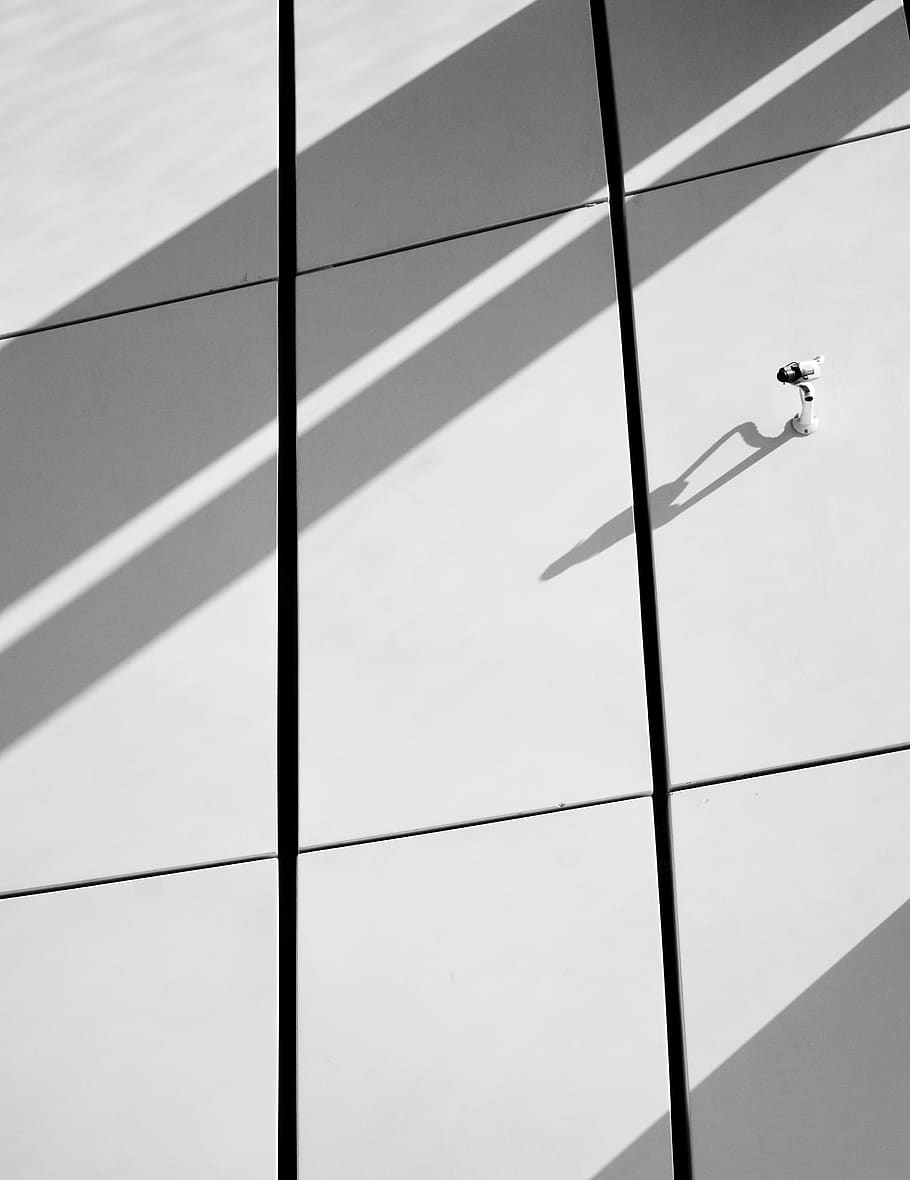 weiße Bodenfliese, Flachwinkelansicht, gebaute Struktur, Sonnenlicht, keine Leute, die Architektur, Tag, Schatten, Natur, draußen, Muster, Sicherheit, Gebäudehülle, Überwachung, Wandbau - Funktion, Vollbild, Schutz, Überwachungskamera, Gebäude, Design, 4K
