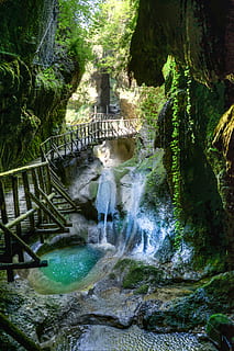 cascades, marró, pont, cascada, medi ambient, flux, naturalesa, a l'aire lliure, riu, rocós, corrent, aigua, moviment, arbre, aigua que flueix, bellesa a la natura, bosc, escenics - natura, exposició llarga, planta, dia, rock, sòlid, moviment borrós, rock - object, cap gent, arquitectura, que flueix, pont - estructura feta per l'home, 5K, CC0, domini públic, lliure de regalies