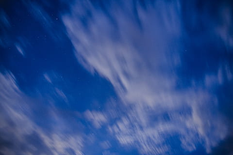 awan putih, langit, alam, langit biru, di luar rumah, malam, awan, bintang, gerakan, cuaca, kumulus, makan, makanan, aktivitas santai, petualangan, meluncur, bola, mesa, pemandangan, bayangan hitam, awan - langit, biru, ruang, cloudscape, suasana, langit yang dramatis, latar belakang, scenics - alam, gelap, lingkungan Hidup, angin, tidak ada orang, langit murung, panorama, keindahan di alam, meteorologi, astronomi, ringan, 5K, CC0, domain publik, bebas royalti