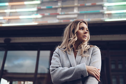 business woman, waiting, photo, Women, Fashion, Business, City, Professional, hair, blond hair, one person, beautiful woman, young adult, beauty, adult, looking, front view, focus on foreground, beautiful people, portrait, young women, hairstyle, waist up, contemplation, long hair, 4K, CC0, public domain, royalty free