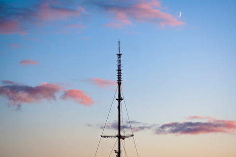 Satellitenturm, Transport, Wasserfahrzeug, Schiff, Fahrzeug, draußen, Natur, die Architektur, Turm, Kirchturm, Gebäude, elektrisches Gerät, Antenne, Boot, Blau, Wasser, Silhouette, Ufergegend, Himmel, Sonnenlicht, Technologie, große Höhe, wolke - himmel, Kommunikation, keine Leute, Flachwinkelansicht, Rundfunk-, globale Kommunikation, gebaute Struktur, Sonnenuntergang, Verbindung, Antenne - Antenne, orange Farbe, Satellit, 2K, CC0, gemeinfrei, lizenzfrei