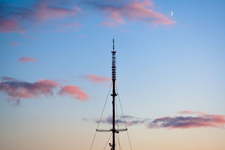 Satellitenturm, Transport, Wasserfahrzeug, Schiff, Fahrzeug, draußen, Natur, die Architektur, Turm, Kirchturm, Gebäude, elektrisches Gerät, Antenne, Boot, Blau, Wasser, Silhouette, Ufergegend, Himmel, Sonnenlicht, Technologie, große Höhe, wolke - himmel, Kommunikation, keine Leute, Flachwinkelansicht, Rundfunk-, globale Kommunikation, gebaute Struktur, Sonnenuntergang, Verbindung, Antenne - Antenne, orange Farbe, Satellit, 2K