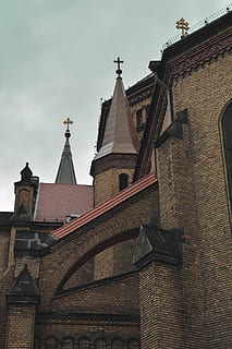 Android, Arkade, die Architektur, Backstein, Christian, Kirche, Kreuz, überfüllt, Vielfalt, Gott, i-phone, Dach, Smartphone, Textur, türmchenpapier, gebaute Struktur, Gebäudehülle, Anbetungsstätte, Gebäude, Glauben, Religion, Spiritualität, Himmel, Flachwinkelansicht, die Vergangenheit, Geschichte, keine Leute, Natur, Turm, Reiseziele, Tag, draußen, 4K, CC0, gemeinfrei, lizenzfrei
